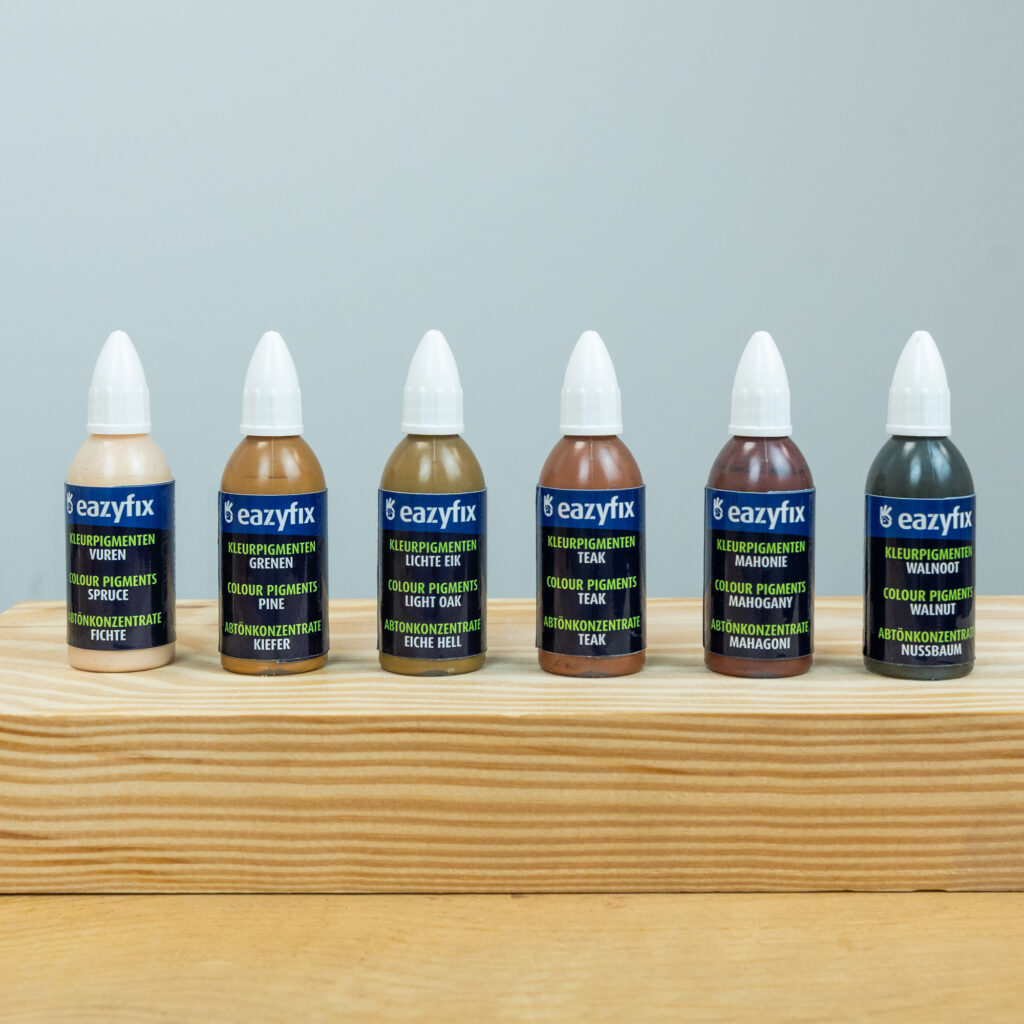 EAZYFIX kleurpigmenten op een rijtje op hout