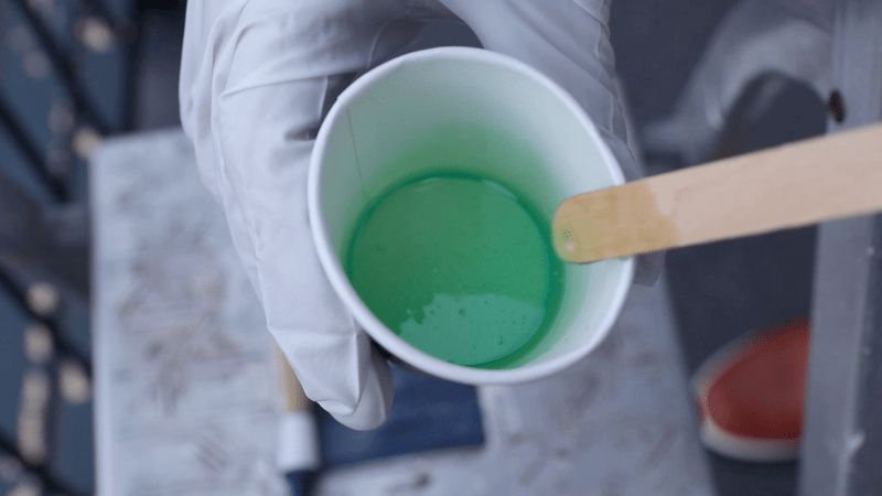 Houtversterker wordt gemengd in een beker