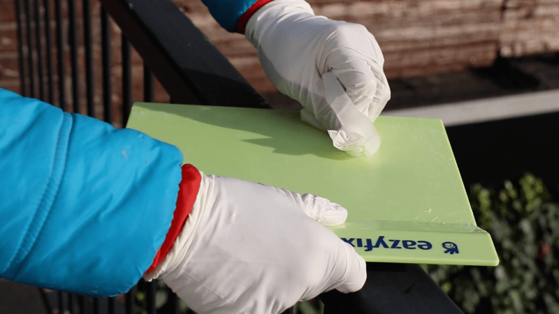 gereedschappen van dakreparatie wordt schoongemaakt