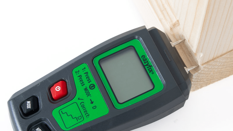Vochtgehalte van het hout wordt gemeten met een houtvochtmeter