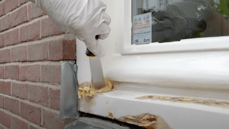 Reparateiplek in kozijn wordt volledig opgevuld met houtrotvuller