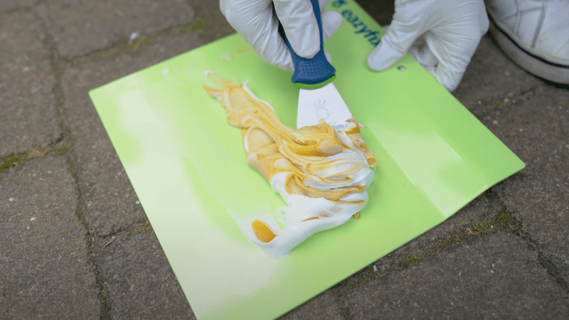 Eazyfix Houtrotvuller wordt gemengd op een mengplateau