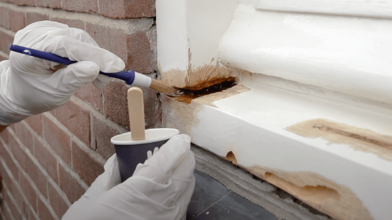 Houtversterker wordt aangebracht in kozijn