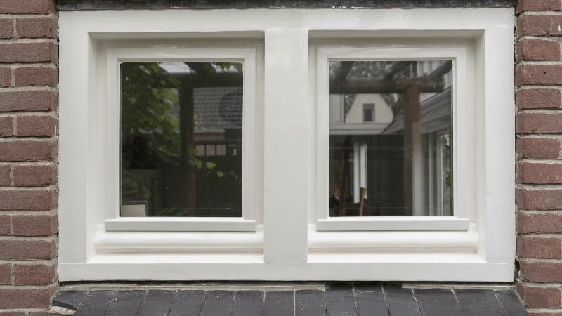Kozijn wordt als laatste stap geschilderd