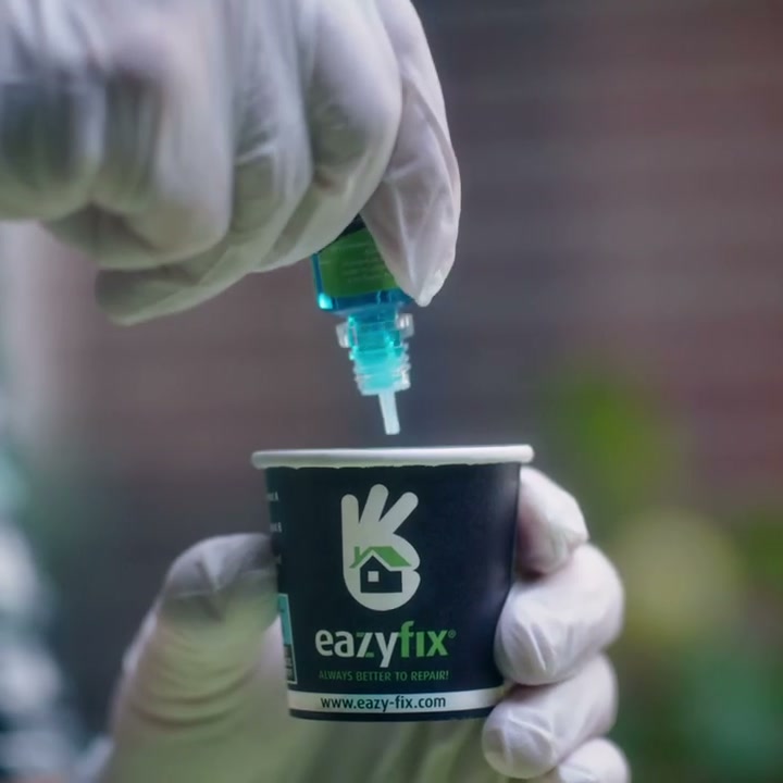 EAZYFIX-vloeistof druppelt in een bekertje